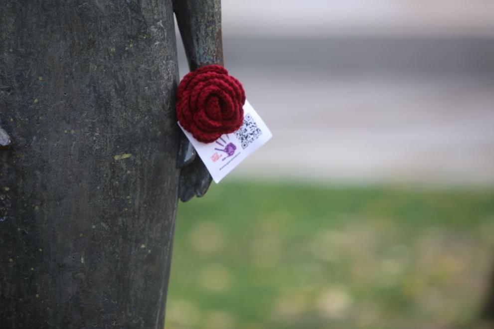 С ленти с надпис Нито една повече“ осъмнаха десетки статуи в София