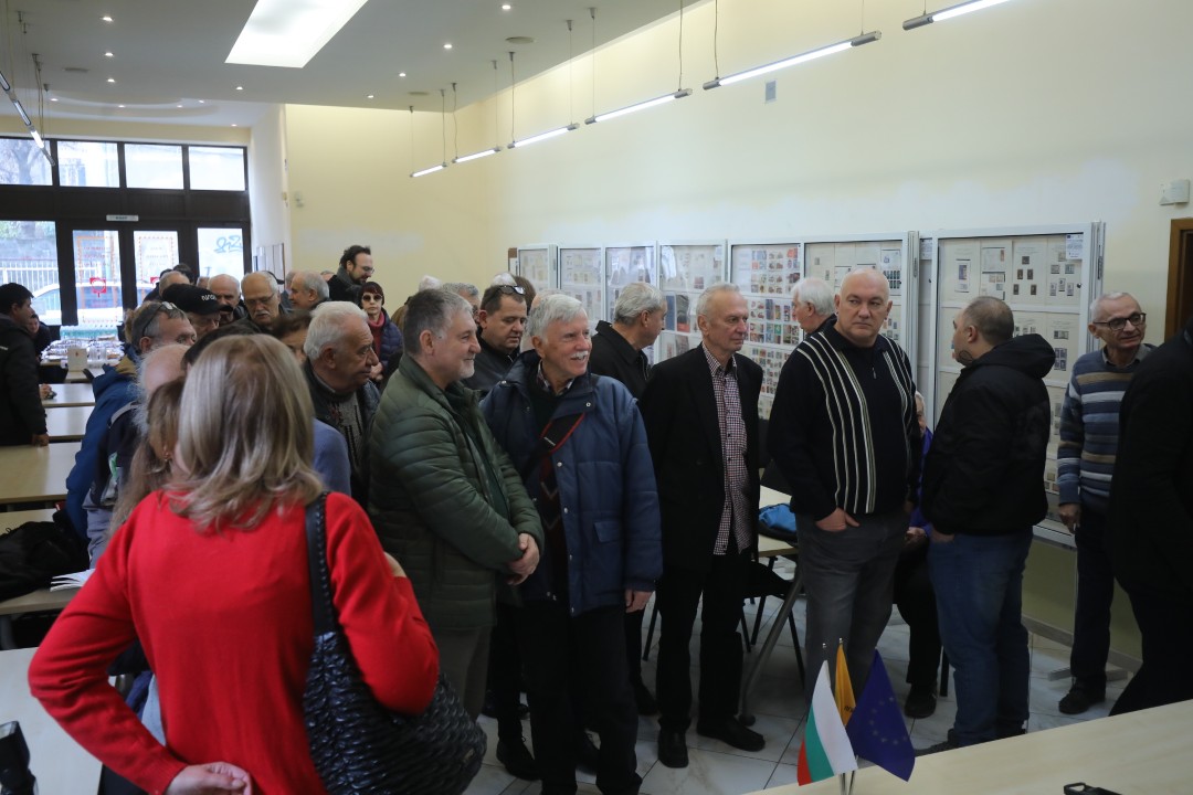 <p>&bdquo;Български пощи&ldquo; отбеляза 100- годишнината на Софийското филателно дружество с ново филателно издание, посветено на известния български филателен експерт Петко Караиванов. Софийското филателно дружество &bdquo;Петко Караиванов&ldquo; е основано на 27 ноември 1925 г. Новата марка е част от поредицата &bdquo;Известни българи &ndash; филателисти&ldquo; на &bdquo;Български пощи&ldquo;.</p>