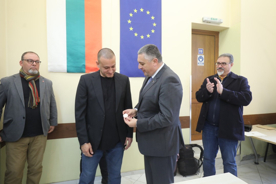 <p>&bdquo;Български пощи&ldquo; отбеляза 100- годишнината на Софийското филателно дружество с ново филателно издание, посветено на известния български филателен експерт Петко Караиванов. Софийското филателно дружество &bdquo;Петко Караиванов&ldquo; е основано на 27 ноември 1925 г. Новата марка е част от поредицата &bdquo;Известни българи &ndash; филателисти&ldquo; на &bdquo;Български пощи&ldquo;.</p>