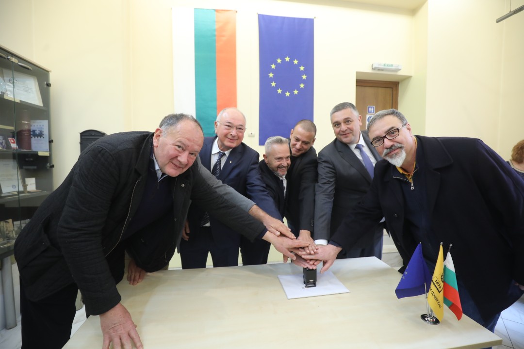 <p>&bdquo;Български пощи&ldquo; отбеляза 100- годишнината на Софийското филателно дружество с ново филателно издание, посветено на известния български филателен експерт Петко Караиванов. Софийското филателно дружество &bdquo;Петко Караиванов&ldquo; е основано на 27 ноември 1925 г. Новата марка е част от поредицата &bdquo;Известни българи &ndash; филателисти&ldquo; на &bdquo;Български пощи&ldquo;.</p>