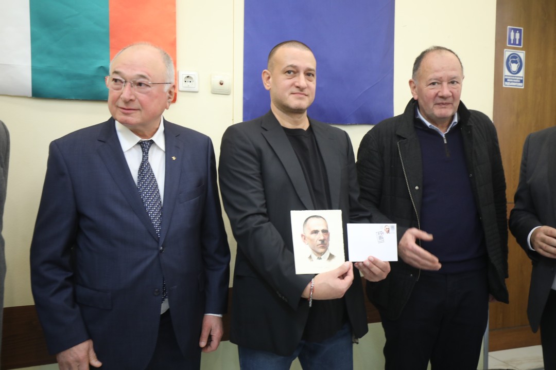 <p>&bdquo;Български пощи&ldquo; отбеляза 100- годишнината на Софийското филателно дружество с ново филателно издание, посветено на известния български филателен експерт Петко Караиванов. Софийското филателно дружество &bdquo;Петко Караиванов&ldquo; е основано на 27 ноември 1925 г. Новата марка е част от поредицата &bdquo;Известни българи &ndash; филателисти&ldquo; на &bdquo;Български пощи&ldquo;.</p>