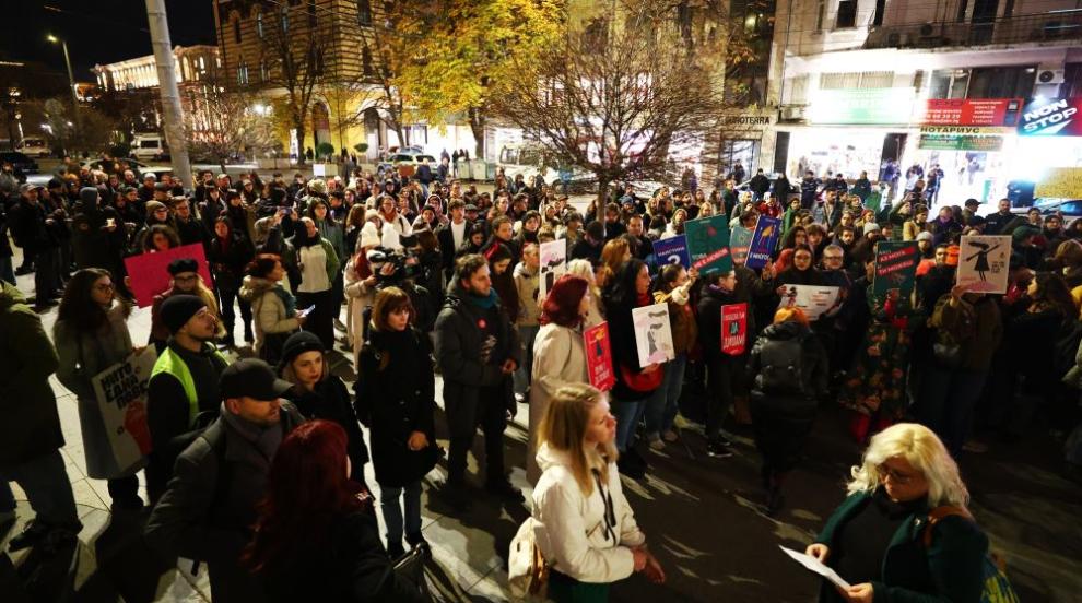 Протест под наслов ,,Нито една повече“ блокира движението пред Съдебната палата в София