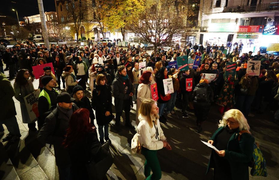 <p>Протест под надслов &quot;Нито една повече&quot; блокира движението пред Съдебната палата в София.</p>