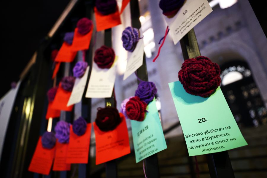 <p>Протест под надслов &quot;Нито една повече&quot; блокира движението пред Съдебната палата в София.</p>