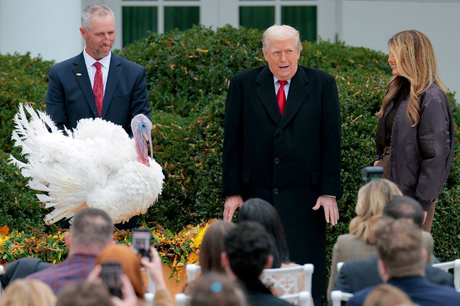 <p>Тръмп помилва пуйки, но не пощади политическите си опоненти.</p>