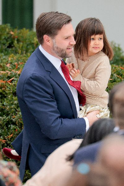 <p>Тръмп помилва пуйки, но не пощади политическите си опоненти.</p>