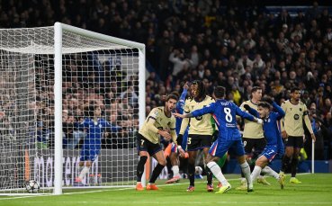 Какво правят? Барселона си вкара куриозен автогол (видео)