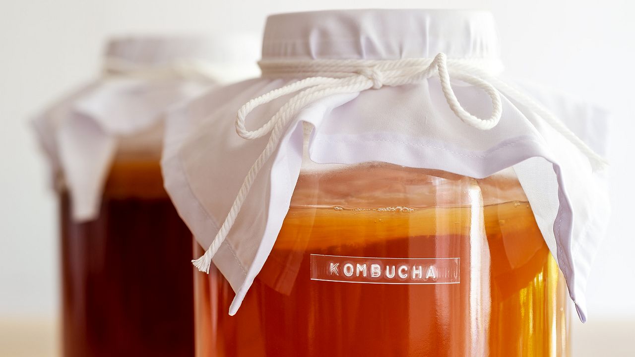 <p><strong>Ферментирал зелен чай</strong></p>

<p>Напитки като комбуча се получават чрез ферментиране на чай с култура от бактерии и дрожди. Някои изследвания предполагат, че съединения в зеления чай, особено EGCG, могат да стимулират освобождаването на GLP-1.</p>