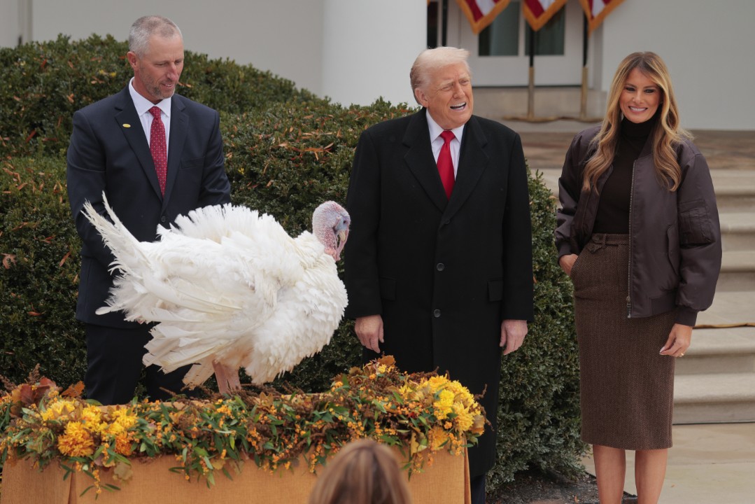 <p>Първата дама се появи облечена изцяло в кафяво за ежегодната церемония по помилването на пуйката в Белия дом. Тя съчета кафяв плетен пуловер с висока яка с туидна пола тип молив от Ralph Lauren и лъскава бомбър яка от датската дизайнерка Anine Bing, базирана в Лос Анджелис.</p>