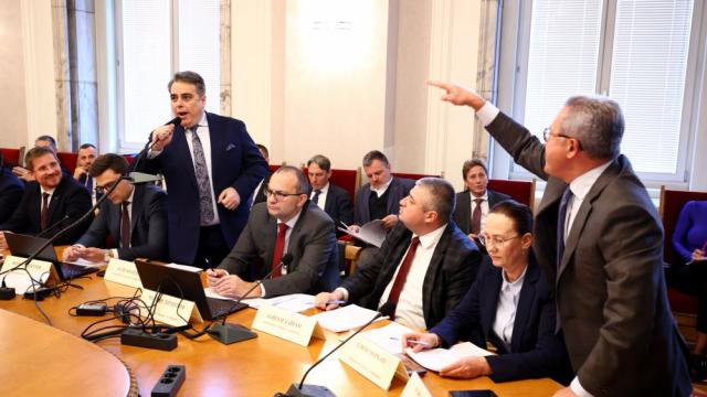 Асен Василев се качи на музикалната сцена: Изпя „Кой разпореди това безобразие“ (ВИДЕО)