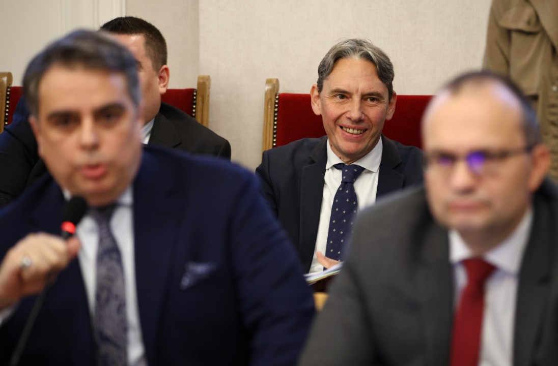 <p>До скандал между опозицията и управляващите се стигна в Комисията по бюджет и финанси, която се провежда в почивката на заседанието на Народното събрание.</p>