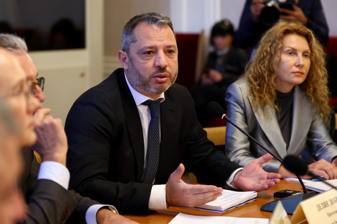 <p>До скандал между опозицията и управляващите се стигна в Комисията по бюджет и финанси, която се провежда в почивката на заседанието на Народното събрание.</p>