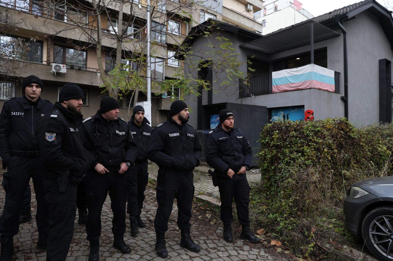 <p>Обиски във &bdquo;Величие&ldquo;: Кадри от акцията срещу имотни измами и пране на пари</p>