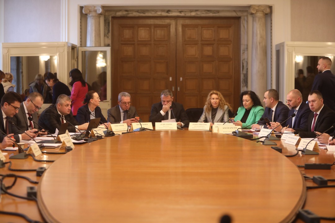 До скандал между опозицията и управляващите се стигна в Комисията по бюджет и финанси, която се провежда в почивката на заседанието на Народното събрание.