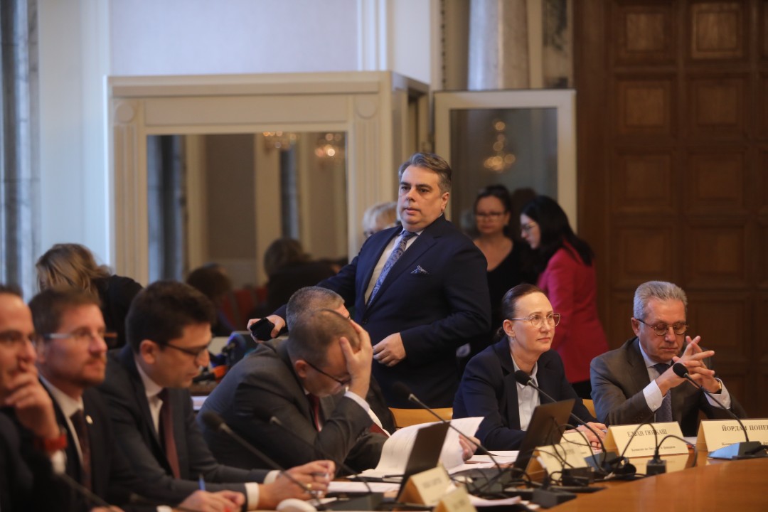 До скандал между опозицията и управляващите се стигна в Комисията по бюджет и финанси, която се провежда в почивката на заседанието на Народното събрание.