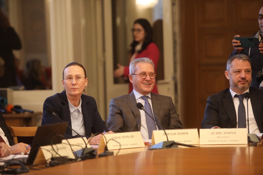 До скандал между опозицията и управляващите се стигна в Комисията по бюджет и финанси, която се провежда в почивката на заседанието на Народното събрание.