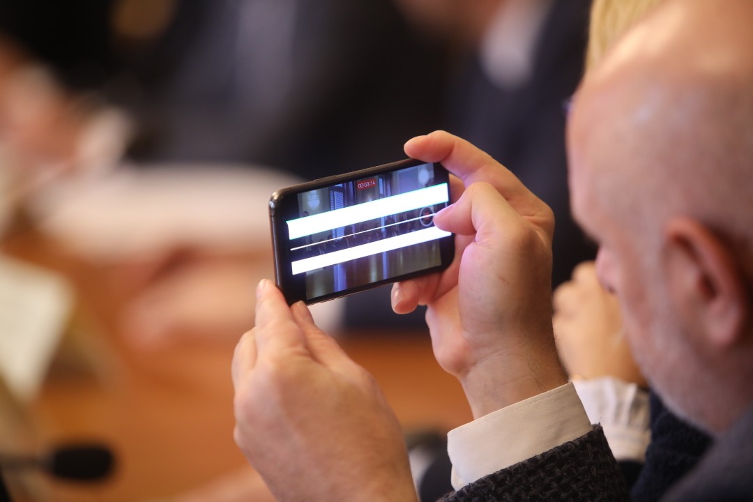 До скандал между опозицията и управляващите се стигна в Комисията по бюджет и финанси, която се провежда в почивката на заседанието на Народното събрание.