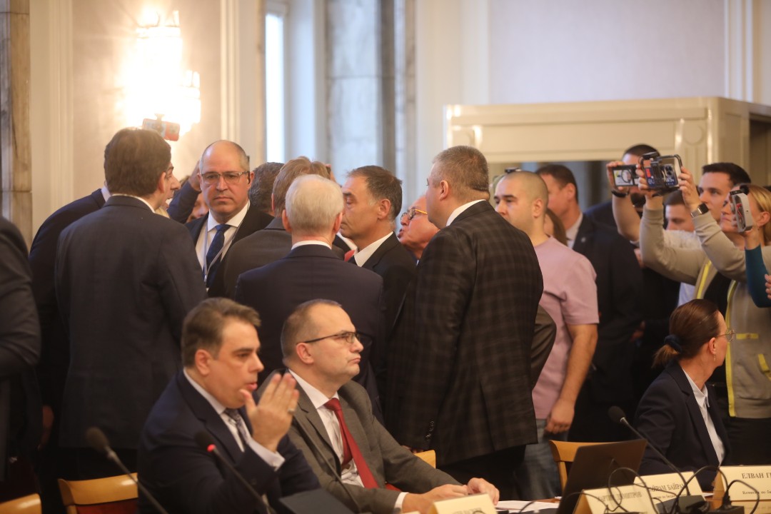 До скандал между опозицията и управляващите се стигна в Комисията по бюджет и финанси, която се провежда в почивката на заседанието на Народното събрание.