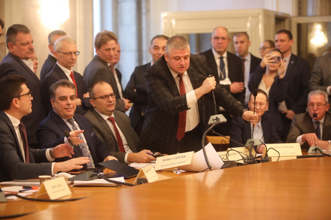 До скандал между опозицията и управляващите се стигна в Комисията по бюджет и финанси, която се провежда в почивката на заседанието на Народното събрание.