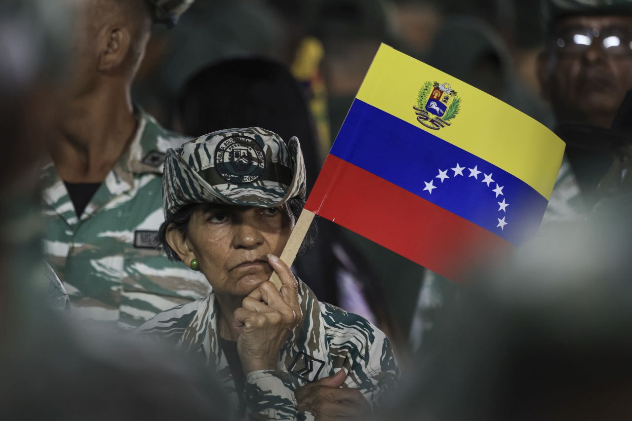 <p>Мадуро размахва меч и се заклева да се противопостави на всеки опит на САЩ да свалят правителството му</p>