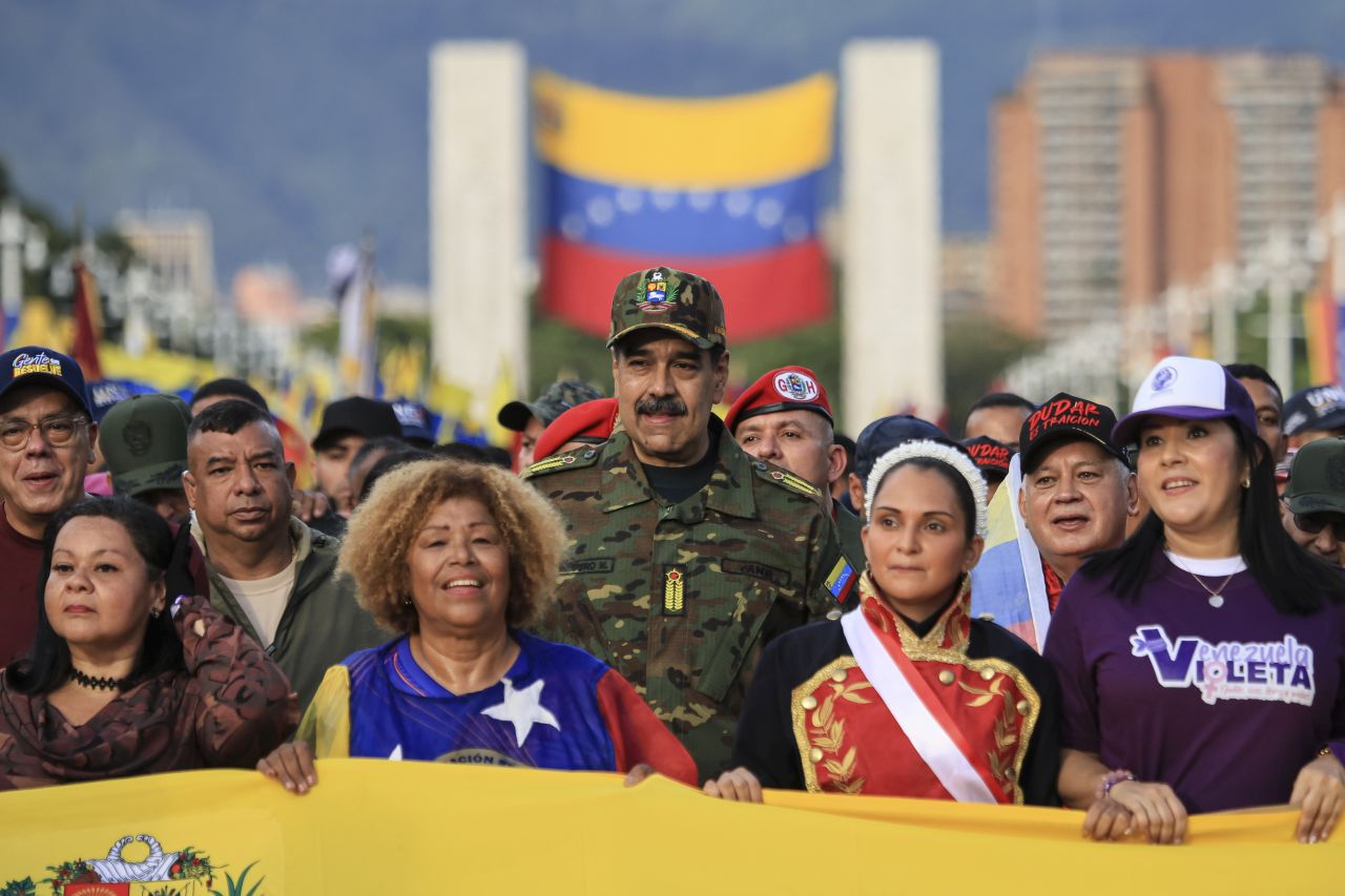 <p>Мадуро размахва меч и се заклева да се противопостави на всеки опит на САЩ да свалят правителството му</p>