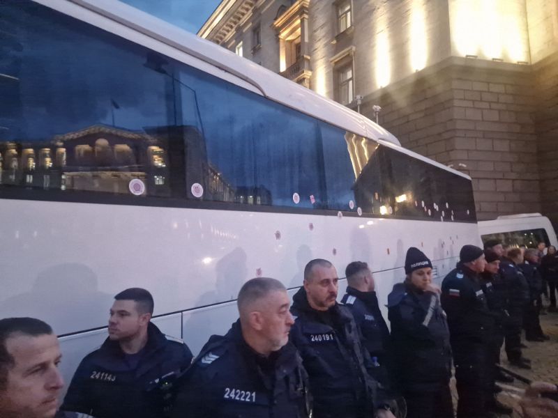 <p>Протест срещу Бюджет 2026 - &quot;Триъгълникът на властта&quot; под обсада.</p>