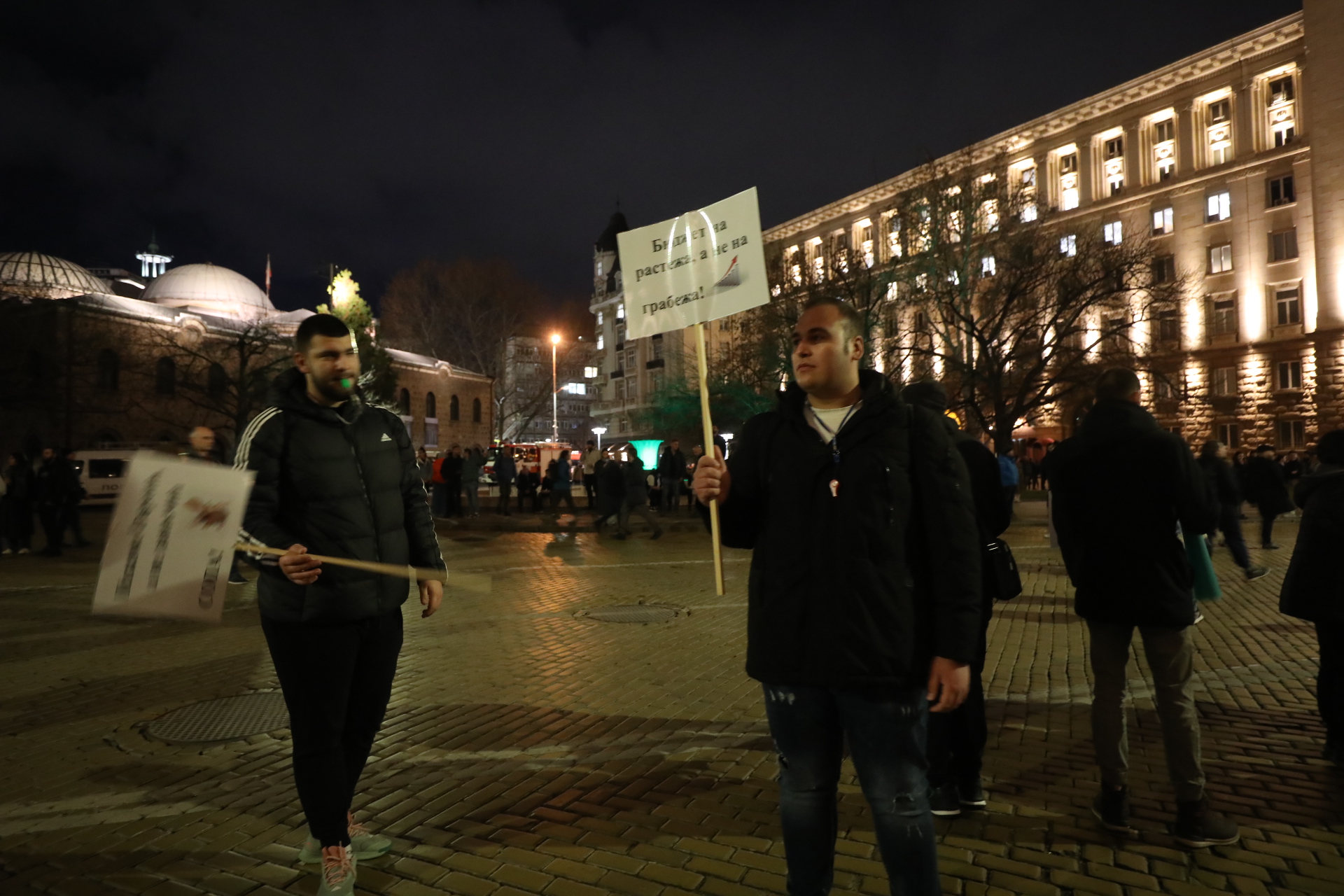 <p>Протест срещу Бюджет 2026 - "Триъгълникът на властта" под обсада.</p>