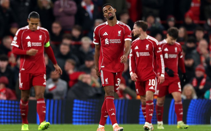 Геройски Лийдс с десет човека задълбочи кризата в Ливърпул след драма с шест гола