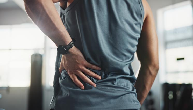 болки в гърба - Чакръкчията Радостин Русев: Болките в кръста лекувам със завъртване