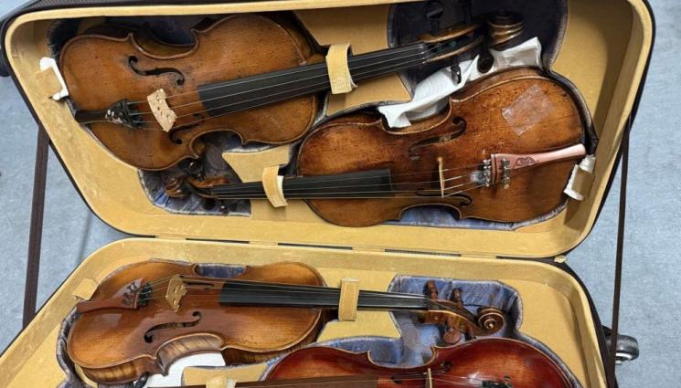 задържани цигулки - Задържаха голямо количество контрабандни цигулки на Летище София