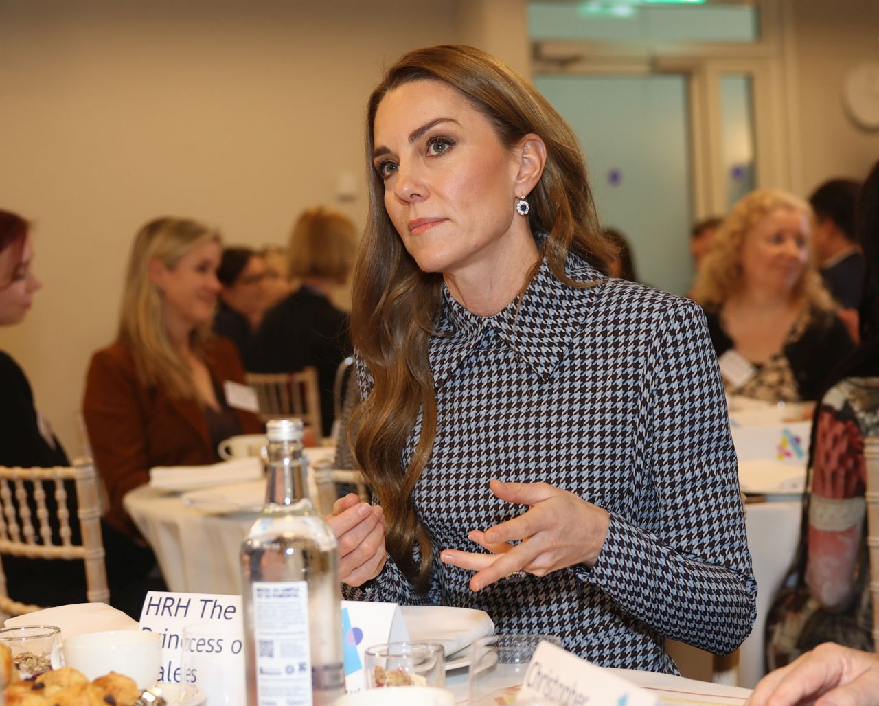 <p>През последните дни се говореше много за това, че Кейт Мидълтън не придружи съпруга си, принц Уилям, по време на последното му посещение в Уелс. Сега обаче принцесата се връща към работните си ангажименти и го прави в Лондон, посещавайки благотворителната организация Anna Freud. Последната ѝ поява до този момент беше на събитие, което буквално остави всички без думи</p>