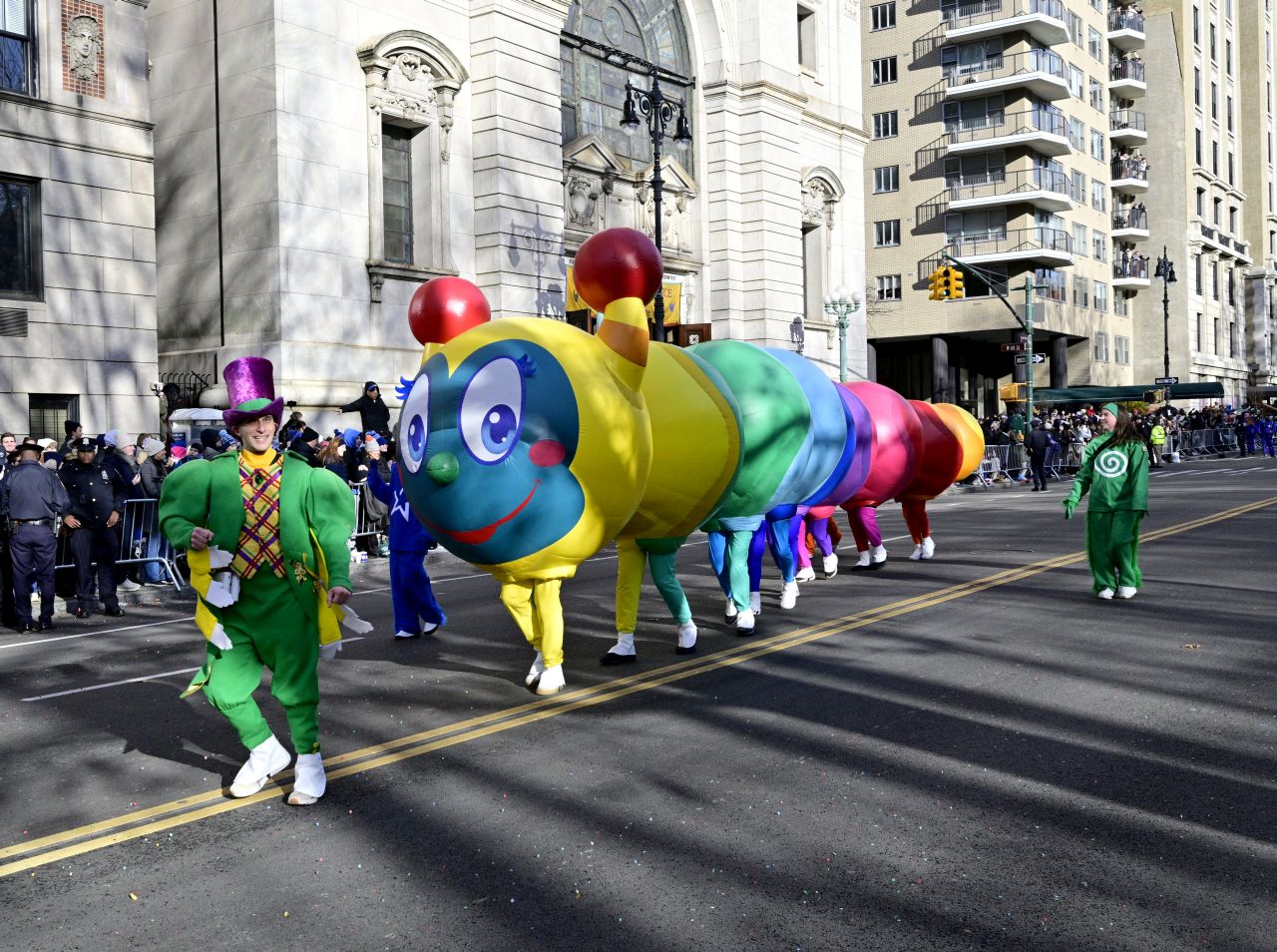 <p>Гигантски Спайдър-мен, Миньони и Спондж Боб превзеха Ню Йорк! Епични кадри от 99-ия парад на Macy&rsquo;s, каквито не сте виждали</p>
