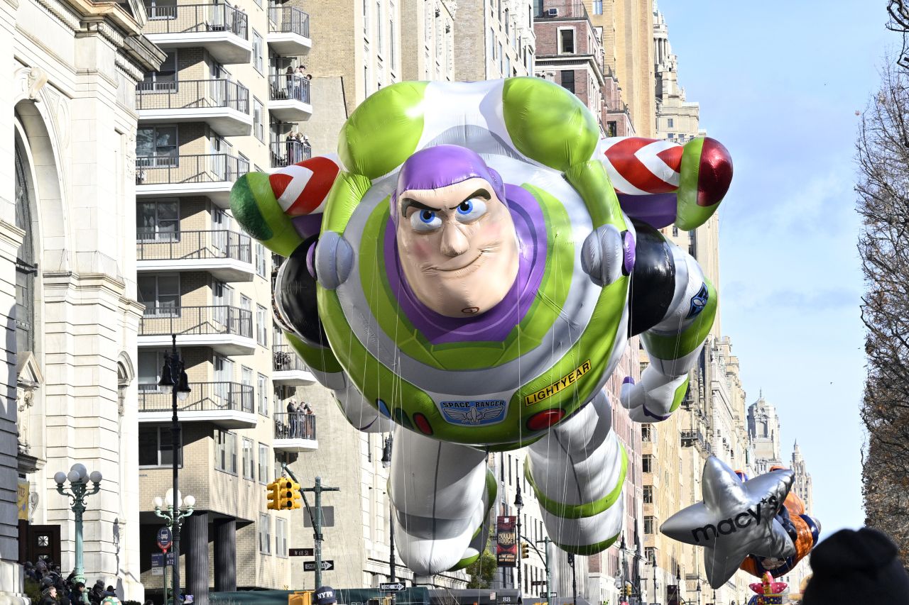 <p>Гигантски Спайдър-мен, Миньони и Спондж Боб превзеха Ню Йорк! Епични кадри от 99-ия парад на Macy&rsquo;s, каквито не сте виждали</p>