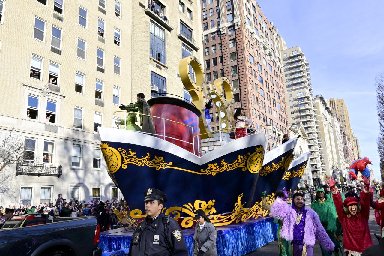 <p>Гигантски Спайдър-мен, Миньони и Спондж Боб превзеха Ню Йорк! Епични кадри от 99-ия парад на Macy&rsquo;s, каквито не сте виждали</p>