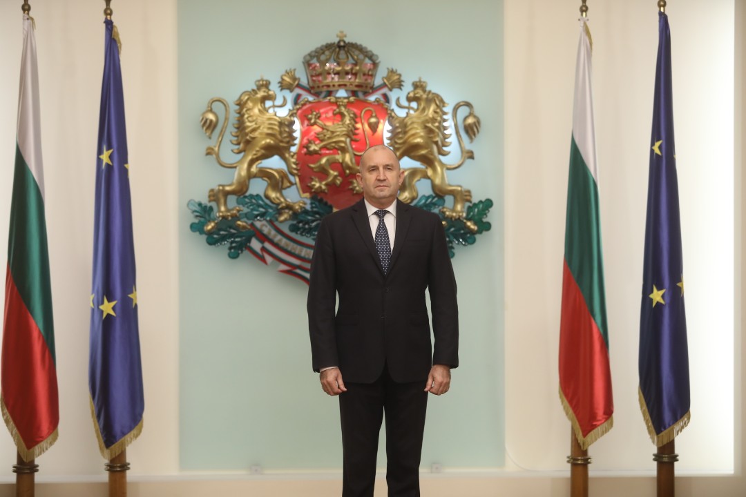 <p>Президентът Румен Радев удостои с орден &bdquo;Мадарски конник&ldquo; първа степен посланика на Ирак Лина Омар на церемония в Гербова зала. Държавното отличие се връчва на дипломата за нейните заслуги за развитието на двустранните отношения.</p>