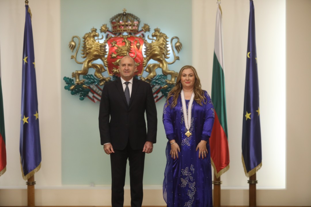 <p>Президентът Румен Радев удостои с орден &bdquo;Мадарски конник&ldquo; първа степен посланика на Ирак Лина Омар на церемония в Гербова зала. Държавното отличие се връчва на дипломата за нейните заслуги за развитието на двустранните отношения.</p>