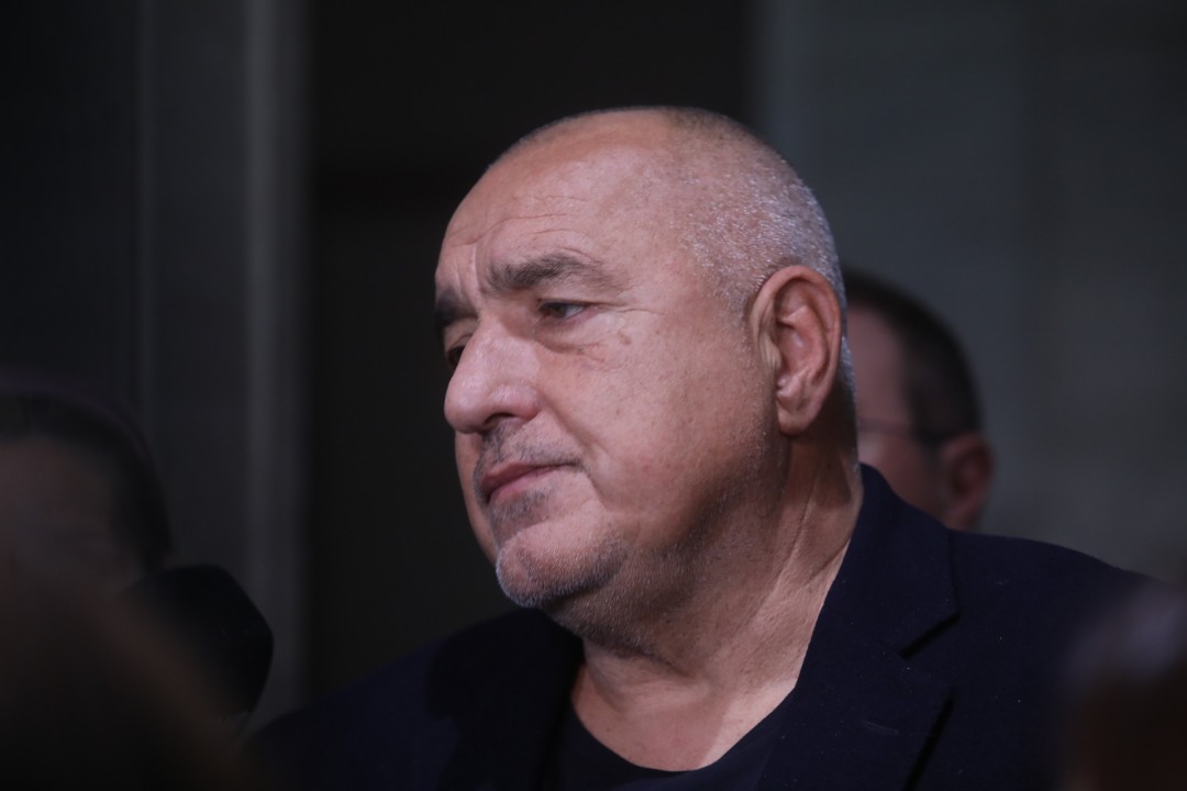 <p>Нищо няма да се случи докато не се разберем със синдикати, работодатели и другите партии. Има три варианта за бюджета - изтегляне, отстъпки на властта или удължителен закон. Убеден съм, че ще се разберем, защото ще отстъпим от всичко, което не ми харесва в план-сметката. Това каза в кулоарите на парламента лидерът на ГЕРБ Бойко Борисов.</p>