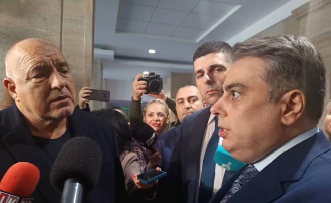 Остър словесен сблъсък между Борисов, Асен Василев и Ивайло Мирчев в кулоарите на НС