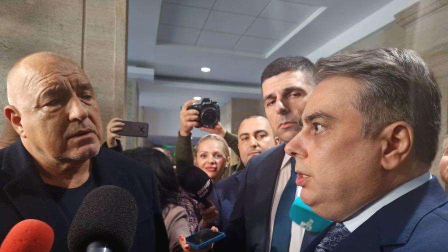 Остър словесен сблъсък между Борисов, Асен Василев и Ивайло Мирчев в кулоарите на НС