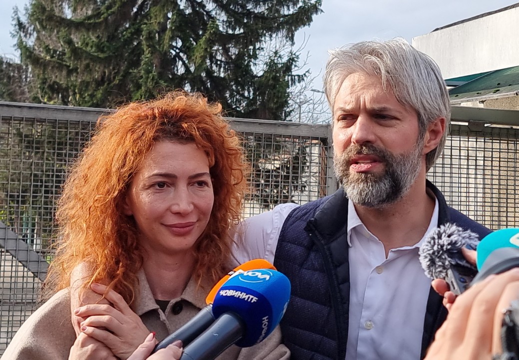 <p>Кметът на Варна Благомир Коцев излезе от ареста. Той бе освободен днес от следствения арест в крайморския град, който се помещава в затвора. &quot;Надявам се от понеделник да влезем отново в нужния работен ритъм&quot;, каза пред вратите на затвора Коцев. Той бе посрещнат от дамата, с която живее, свои близки и приятели.</p>