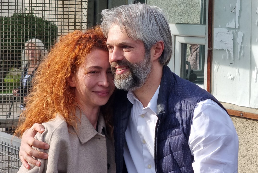 <p>Кметът на Варна Благомир Коцев излезе от ареста. Той бе освободен днес от следствения арест в крайморския град, който се помещава в затвора. &quot;Надявам се от понеделник да влезем отново в нужния работен ритъм&quot;, каза пред вратите на затвора Коцев. Той бе посрещнат от дамата, с която живее, свои близки и приятели.</p>