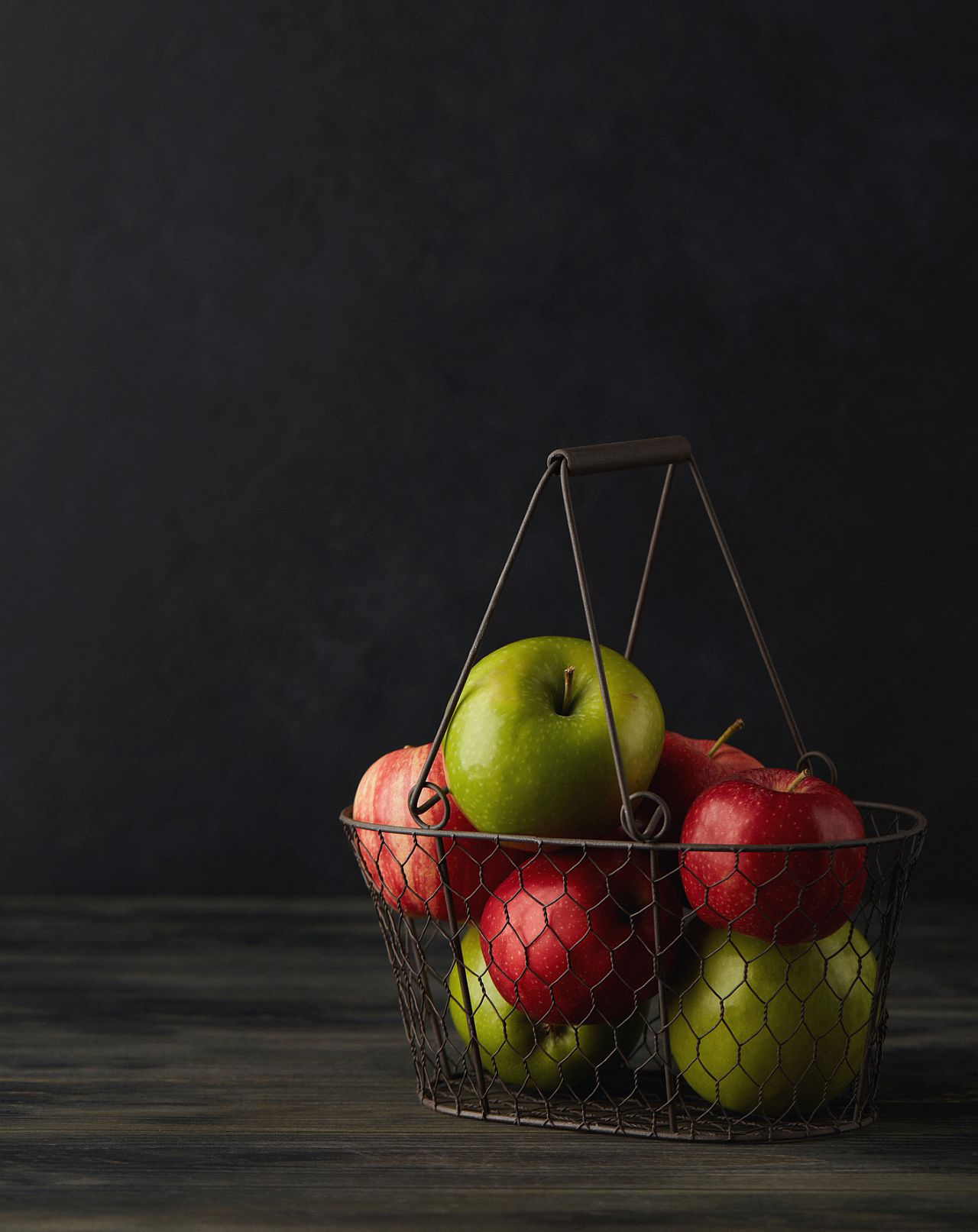 <p>Ябълките могат да намалят LDL (&bdquo;лош&ldquo; холестерол) и да поддържат здравето на сърцето. 100 г ябълки съдържат около 54 калории, 11.1 г захар и 0.6 г протеин.</p>