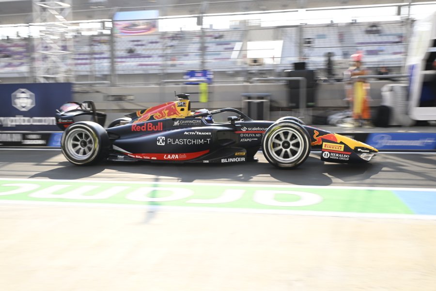 Никола Цолов дебютира във Формула 2 на пистата Лусаил в1