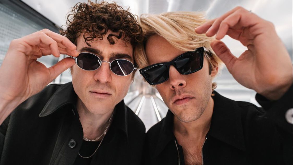 Ofenbach издадоха сингъла "Miles Away" с участието на Julia Church