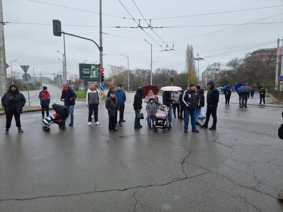 Граждани затвориха за кратко бул. Владимир Вазов“ преди моста Чавдар“,
