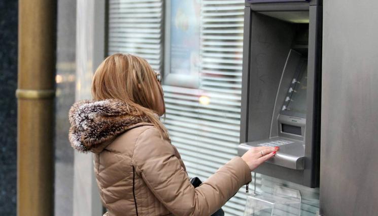 банкомат - AI даде 73 бона заем на длъжница, в банката й отказаха 5000!