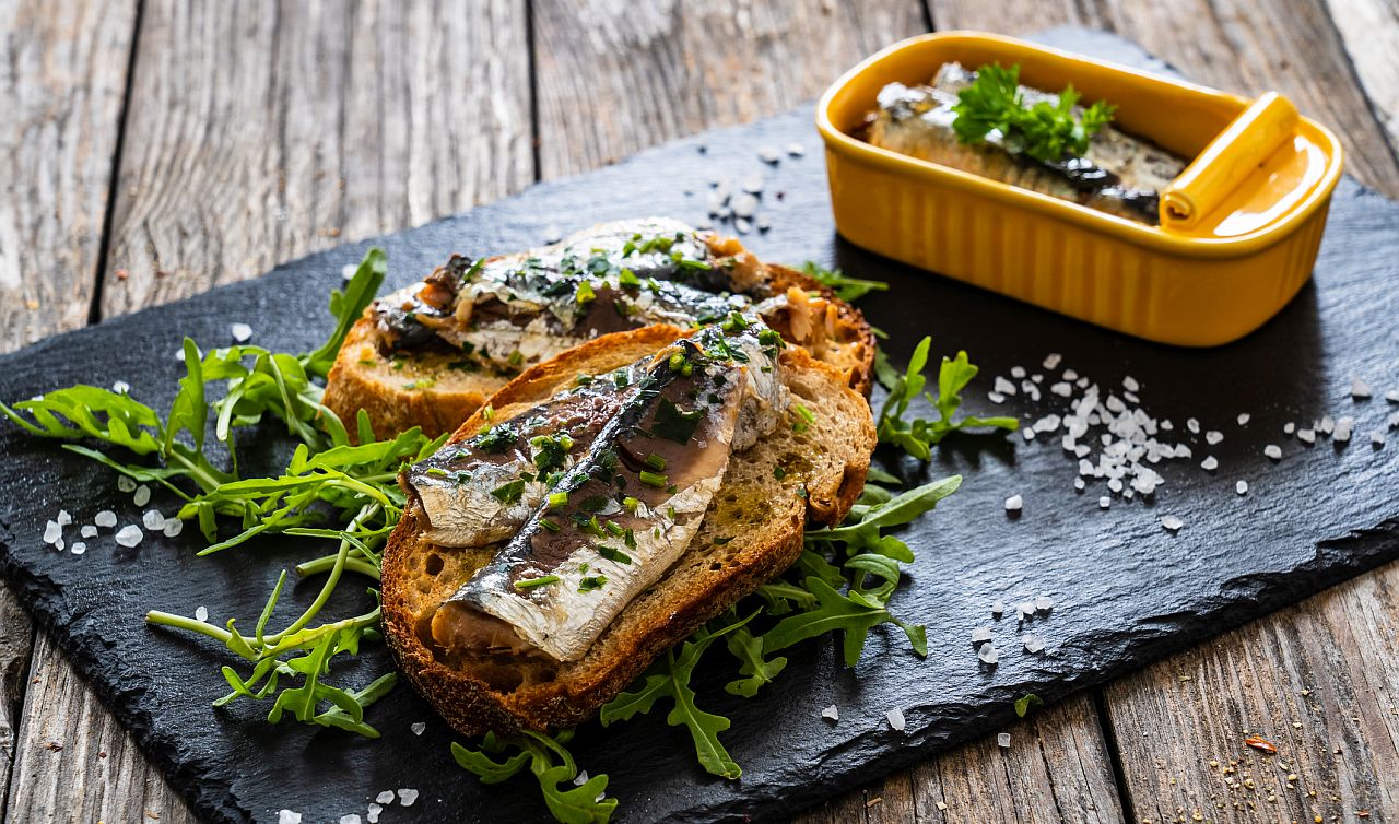 <p>Когато избирате херинга, трябва да дадете предимство на леко осолен продукт, който не съдържа масло или захар, а също така да обърнете внимание на условията му на съхранение.</p>