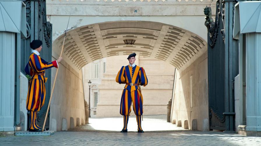 Страж на папата: Как се става швейцарски гвардеец