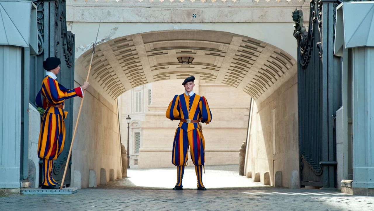 Страж на папата: Как се става швейцарски гвардеец