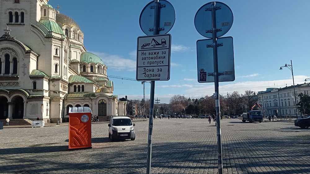 Без депутатски коли на паркинга на площад „Св. Александър Невски“